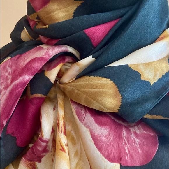 ANNE KLEIN vintage large silk scarf - Picture 3 of 13